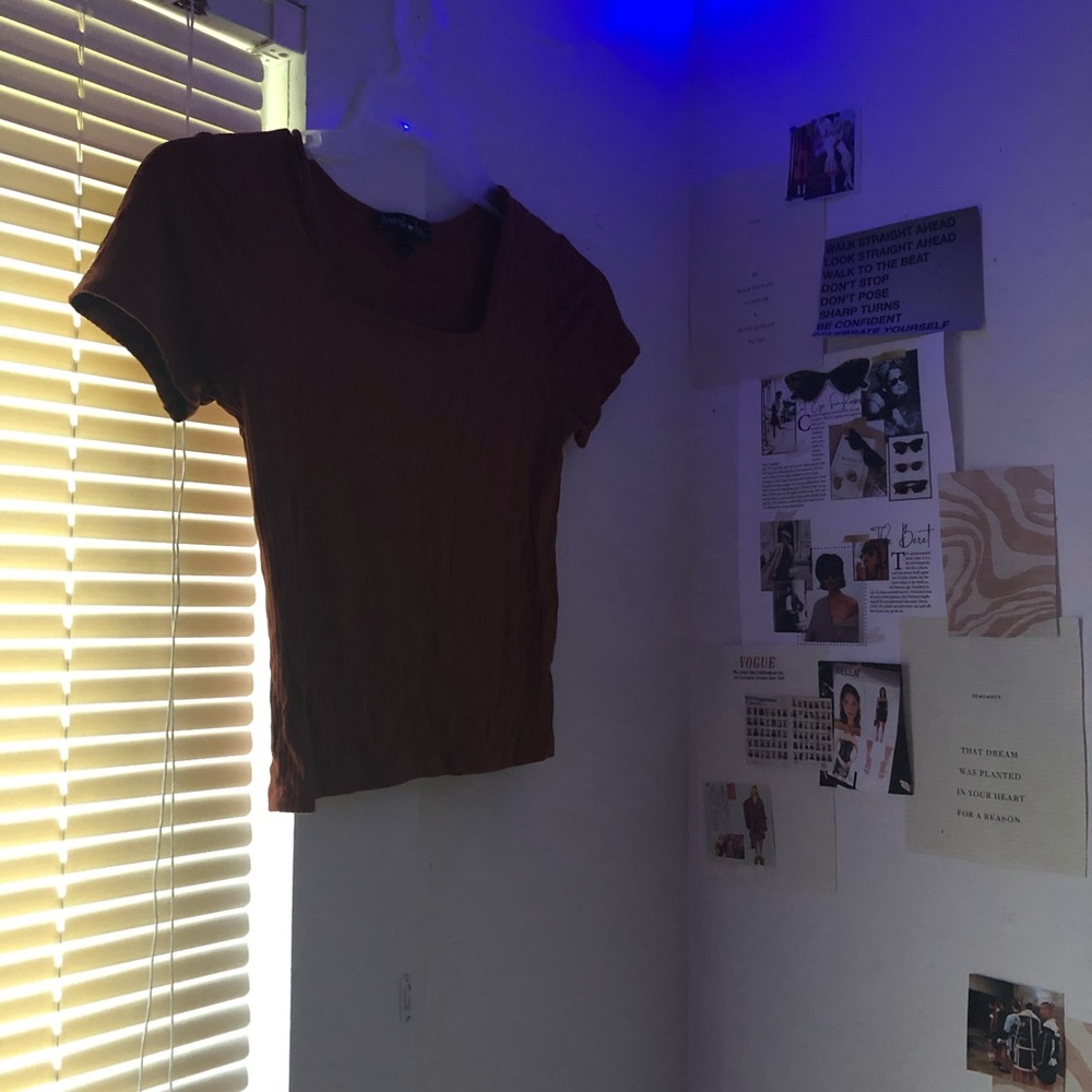 red/orange fitted t shirt